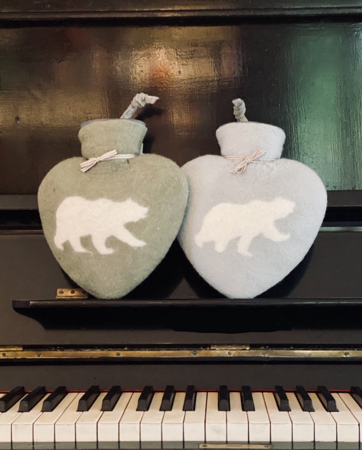 Herz-Wärmflasche EISBÄR - handgefilzt