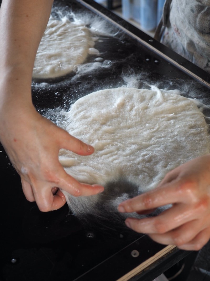 Herz-Wärmflasche EISBÄR - handgefilzt