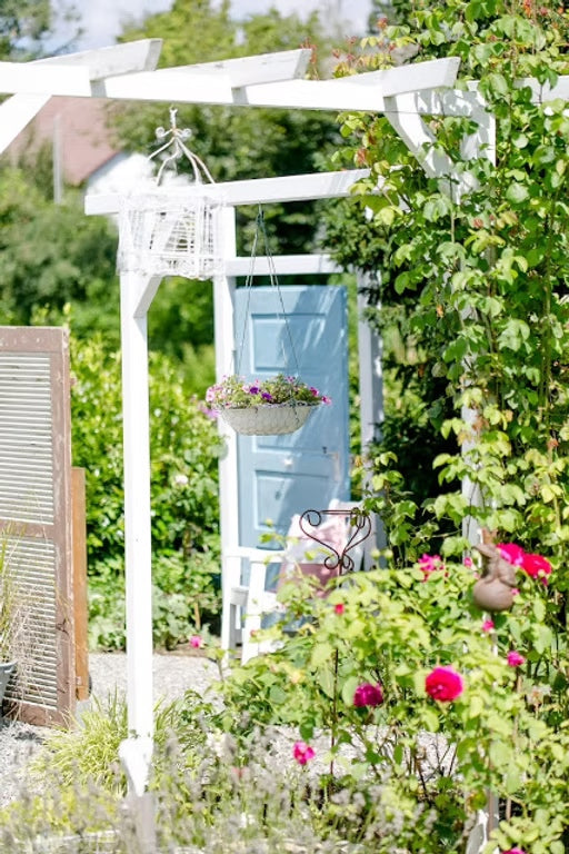 Heidekraut mit Schnee und Hagebutten – winterliche Pflanzendeko in Holzkiste