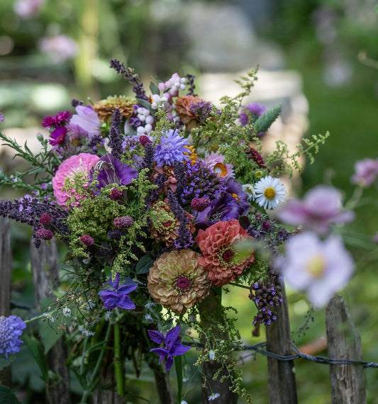 Strauße bunter Sommerblumen als Schnittblumen aus dem Garten.