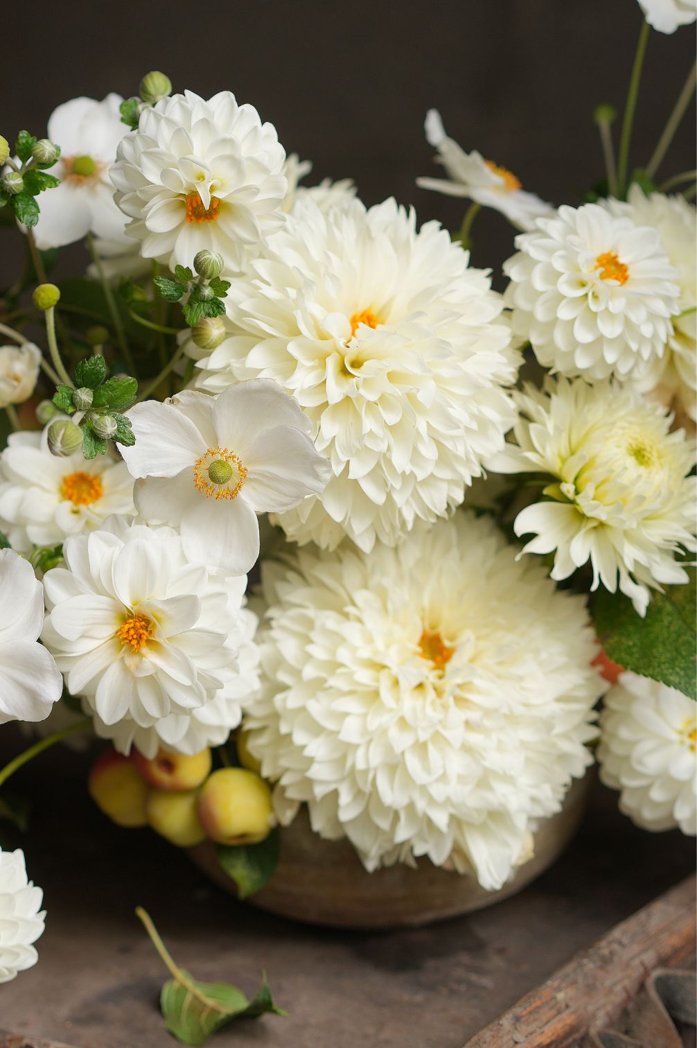 Dahlie Gitt’s Attention – Arrangement aus cremefarbenen Dahlien und weißen Blüten.