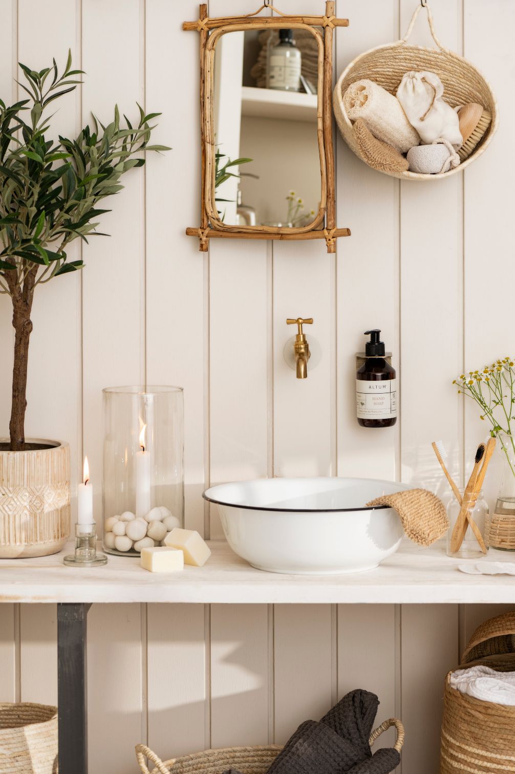 Weiße Emaille-Schüssel mit schwarzem Rand als Waschschale unter Wandhahn im Badezimmer.