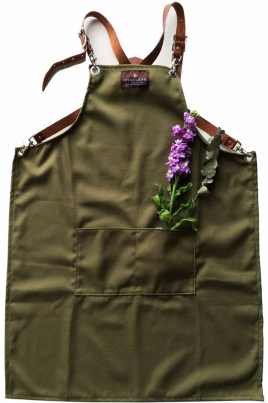Khakifarbene Gartenschürze aus Baumwolle mit Lederriemen und großer Fronttasche.