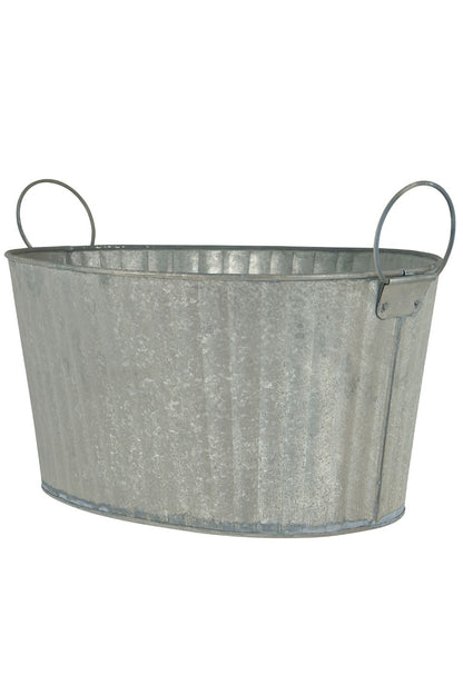 Ovale Zinkwanne mit seitlichen Metallgriffen freigestellt vor weißem Hintergrund – robuste Pflanzwanne aus verzinktem Stahl.