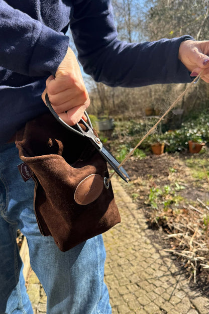 Handgefertigter Leder Schnurhalter für den Gürtel zum Anbinden von Pflanzen.