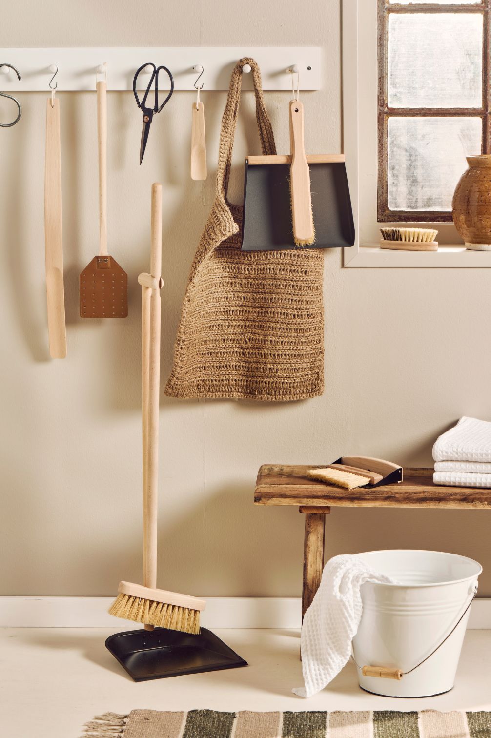 Große Metallschere an Wandhaken im Hauswirtschaftsraum aufgehängt.