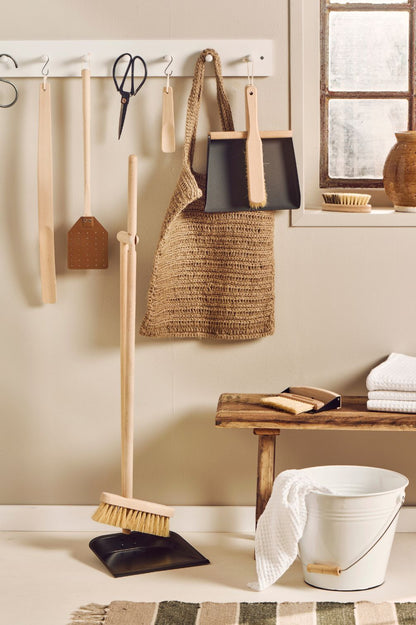 Große Metallschere an Wandhaken im Hauswirtschaftsraum aufgehängt.