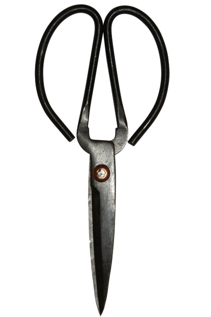 Große Metallschere im Vintage-Stil mit schwarzen Griffen.