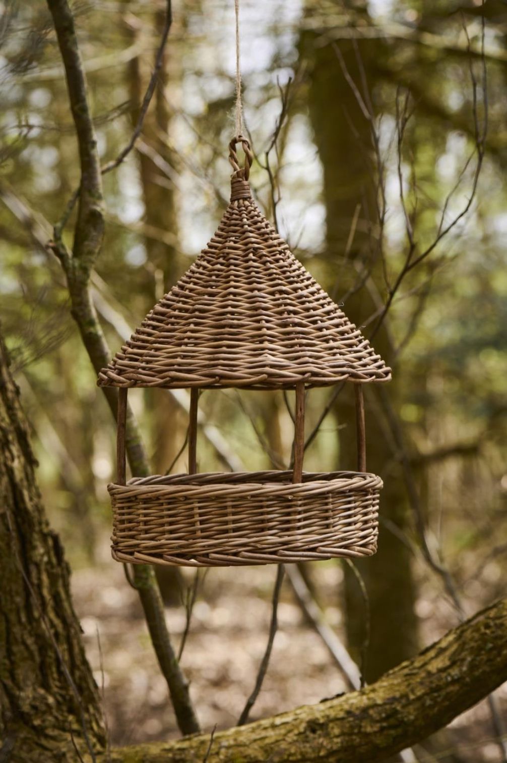 Vogelhaus aus geflochtener Weide zum Aufhängen im Garten.