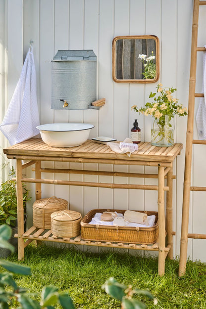 Wand-Wasserbehälter aus Metall mit Hahn als stilvolle Outdoor-Waschstation im Cottage-Garten.